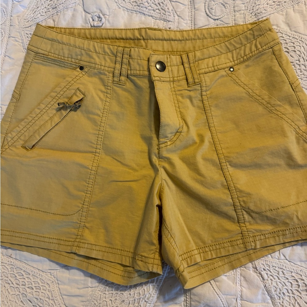 Title nine Big B 4” short, size 6, great condition